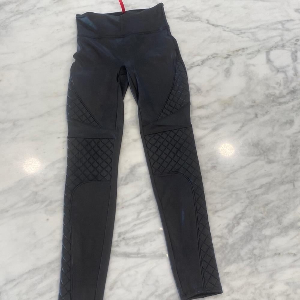 Spanks by Sara Blakely size XS. Black shimmery leggings.
